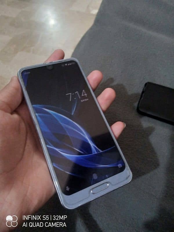 Sharp Aquos R2 mobile 7