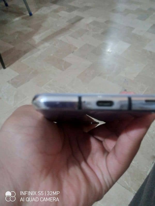 Sharp Aquos R2 mobile 8