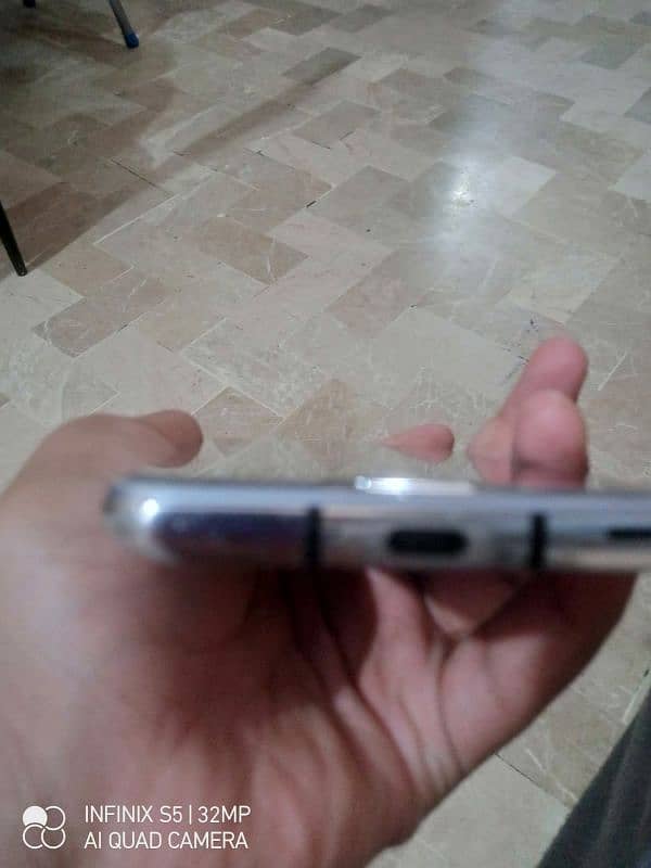 Sharp Aquos R2 mobile 9