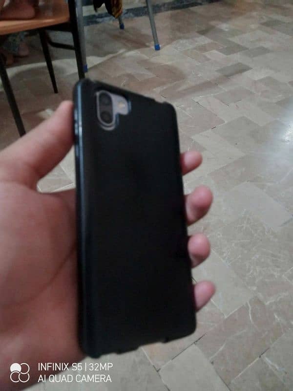 Sharp Aquos R2 mobile 12