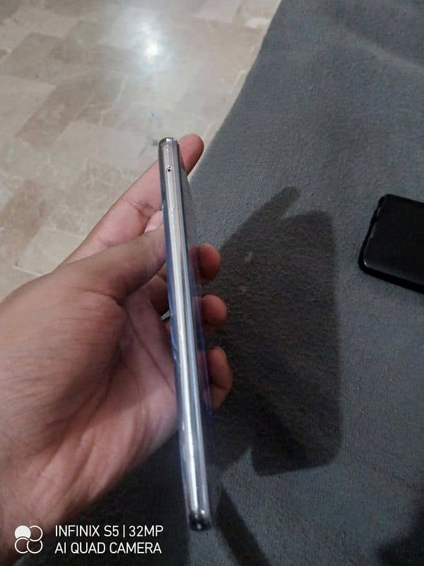 Sharp Aquos R2 mobile 13