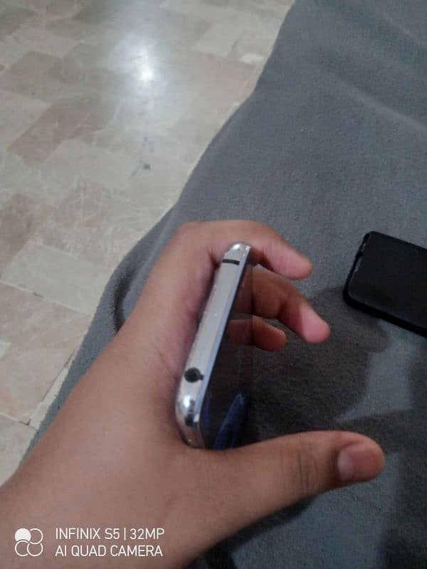 Sharp Aquos R2 mobile 14