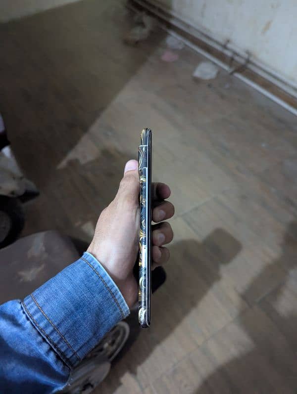 google Pixel 6 Pro 12/128 GB ek Dot hai corner pe 8