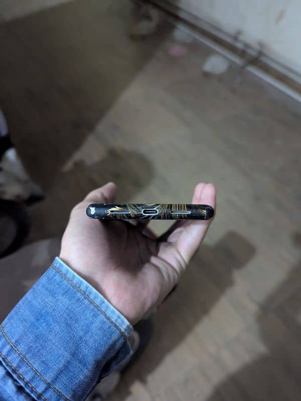 google Pixel 6 Pro 12/128 GB ek Dot hai corner pe 9