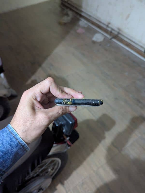 google Pixel 6 Pro 12/128 GB ek Dot hai corner pe 10