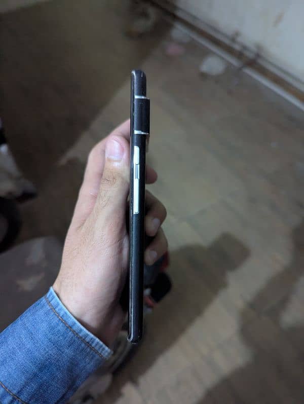 google Pixel 6 Pro 12/128 GB ek Dot hai corner pe 12