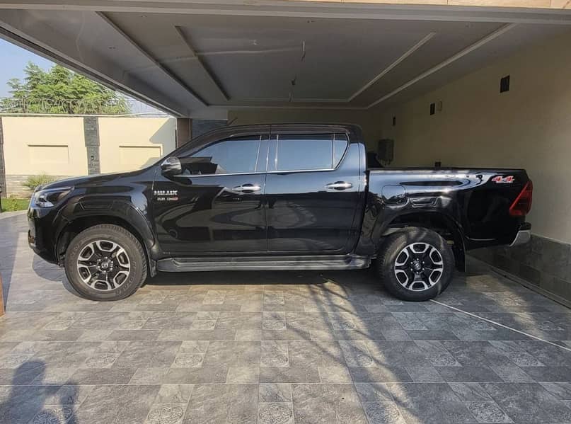 Toyota Hilux 2022 4