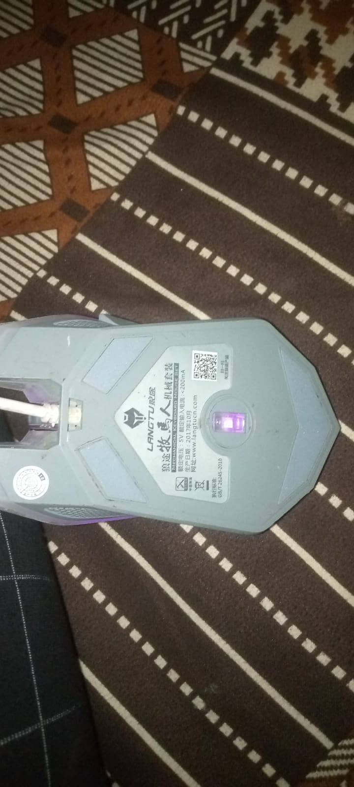 White RGB gaming mouse with dpi control and back/forth buttons 3