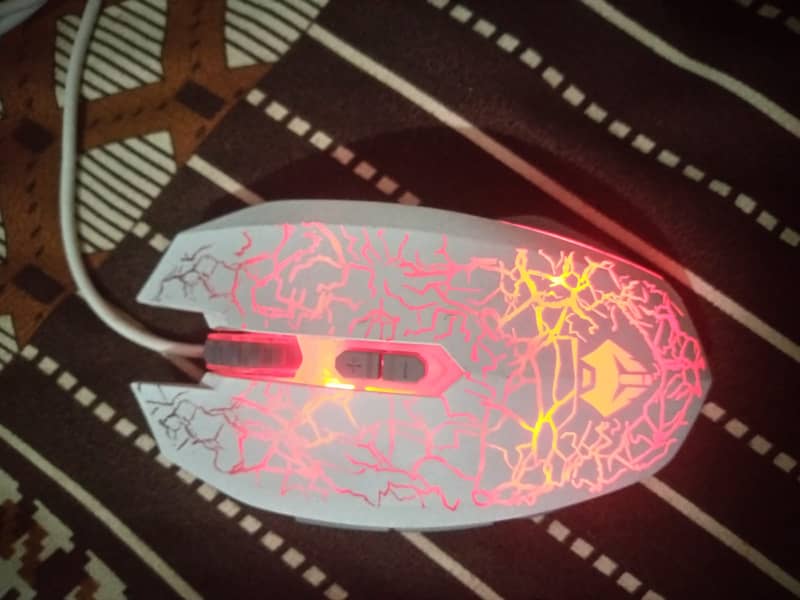 White RGB gaming mouse with dpi control and back/forth buttons 6