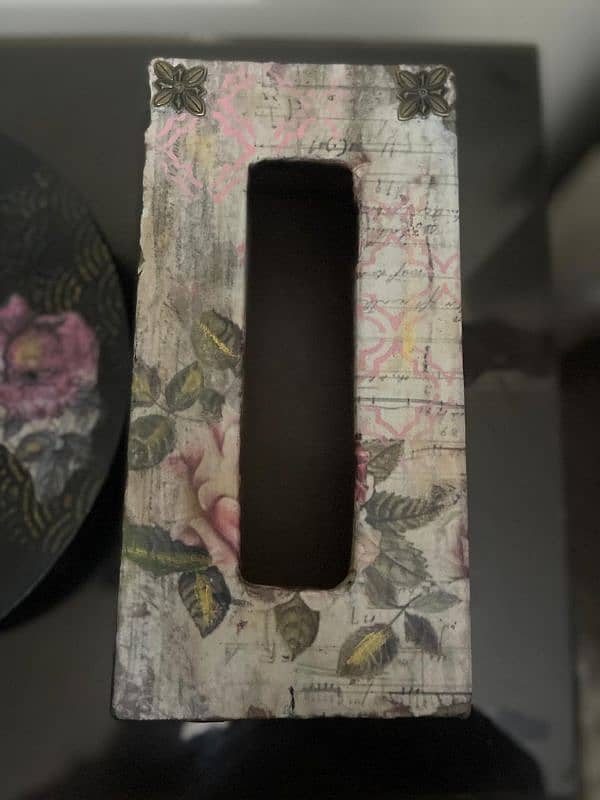 Customised Tissue Box & Circular platform 6