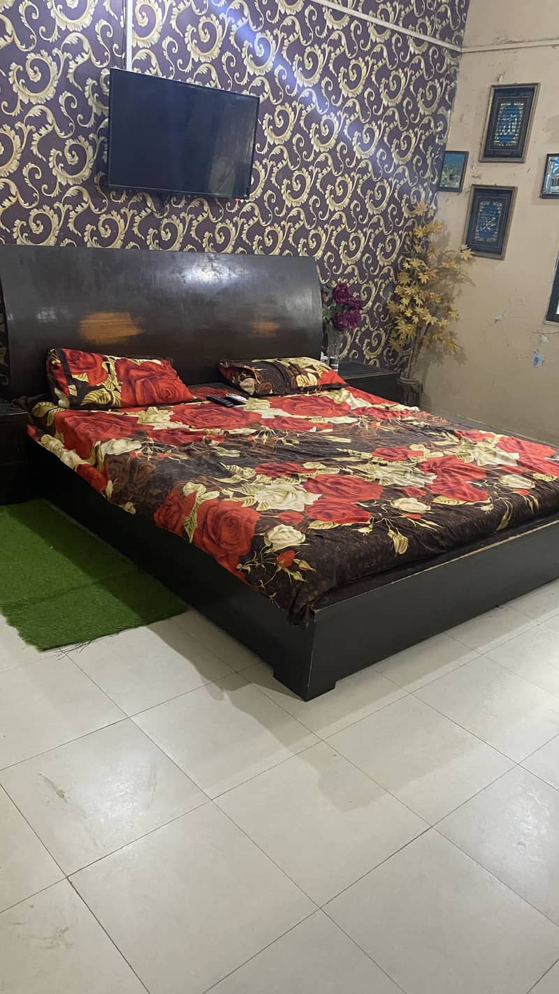 Habbit… low height Bed + 2 side tables + Dressing Table with Mirror 5