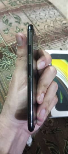 iPhone SE 2020 with box