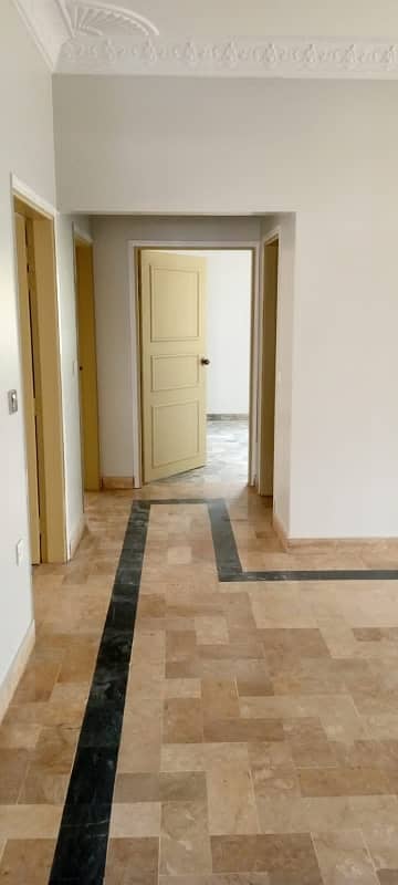 Upper Portion Of 400 Square Yards Available In Gulshan-e-Iqbal - Block 10 2