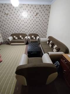 good condition 7 seater sofa set. with stylish table.