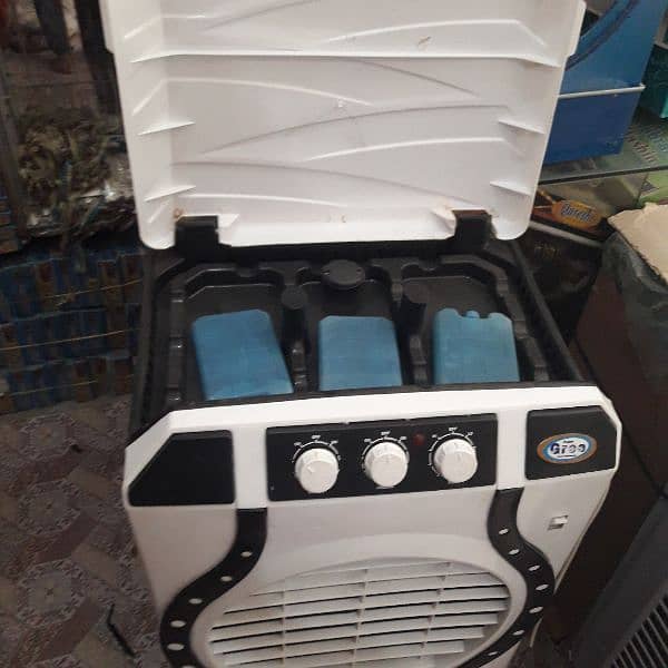 ir Cooler,Room Cooler,AC DC Cooler/Ice Box Water Bottle, Pure plastic 18