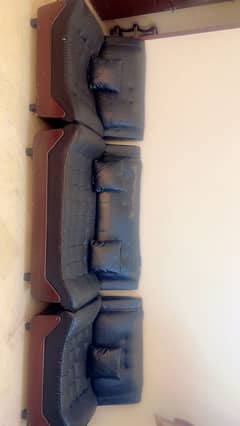 Spacious sofa set