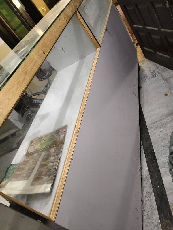 Shopes reception tables or Almari he Billul fresh condition he 4