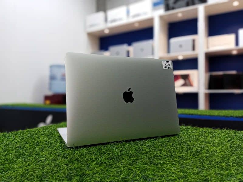 Macbook Air M1 13 inch 16/1tb silver 499 cycles 10/10 condition 1