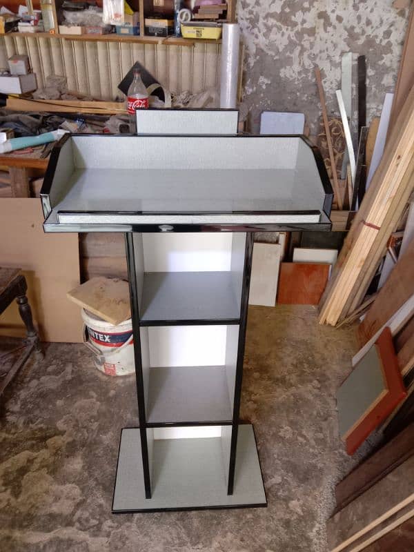 podium/ speech dice/rostrum 0