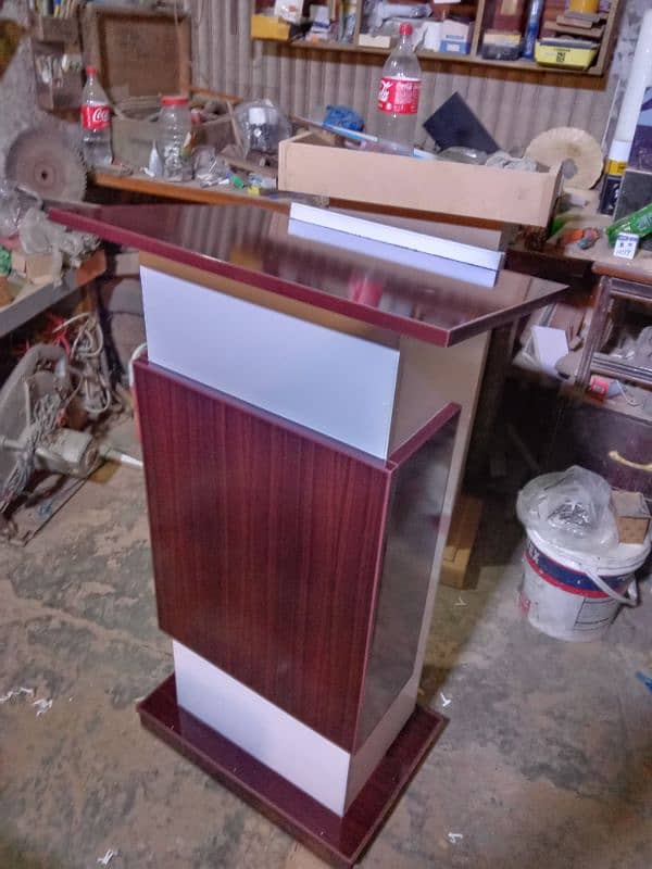 podium/ speech dice/rostrum 2