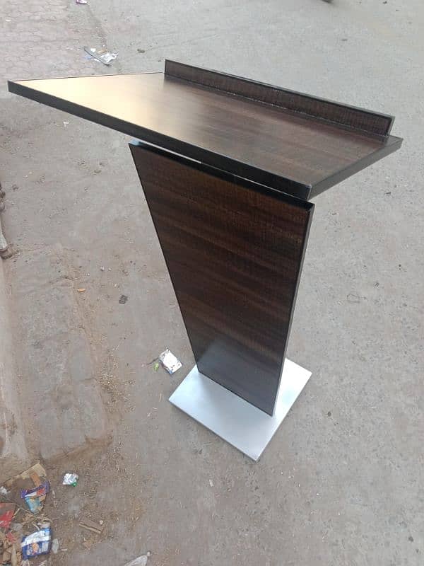 podium/ speech dice/rostrum 9
