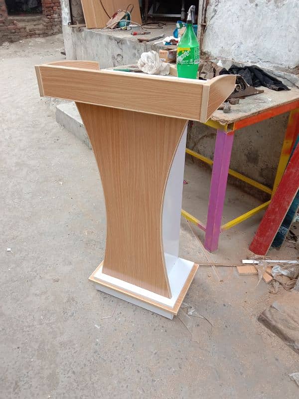podium/ speech dice/rostrum 13