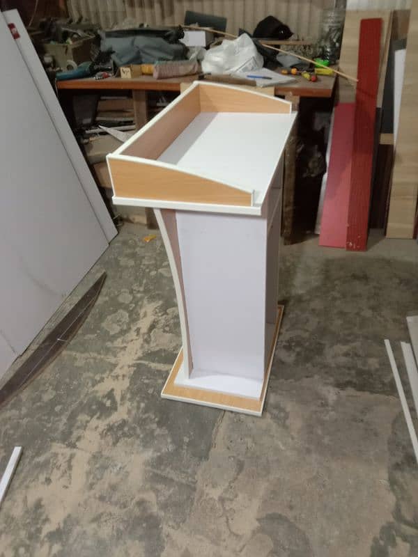 podium/ speech dice/rostrum 14