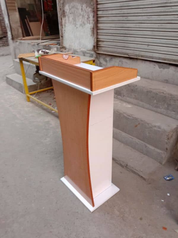 podium/ speech dice/rostrum 16