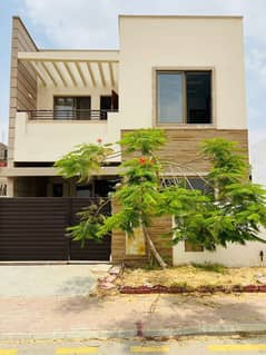 3Bed DDL 125 sq yd Villa FOR SALE at Precicnt-10B (All Amenities Nearby) Heighted Location Investor Rates
