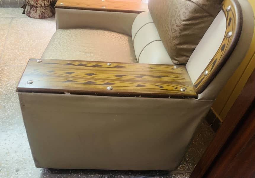 complete sofa set with good condition 8