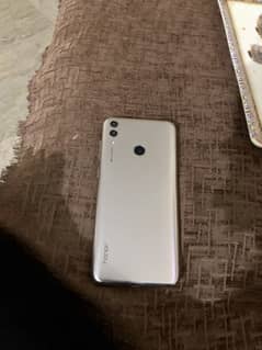 Honor 8c 3  32 sheesha piece phone ha bilkul slightly used ha no