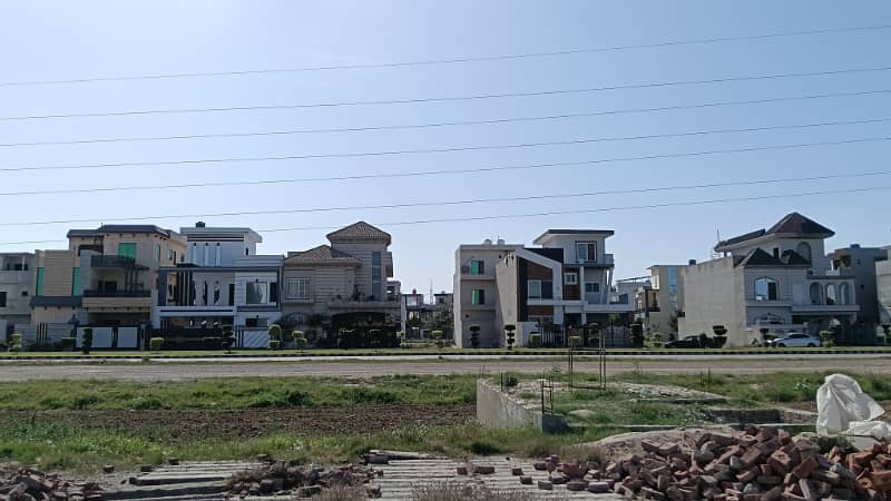 10-Marla Ready-for-Possession Plot in Kamran Block, SA Gardens Phase 2 Prime Location! 22