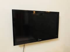 Selling Samsung 32 inch LCD TV excellent sound and colours