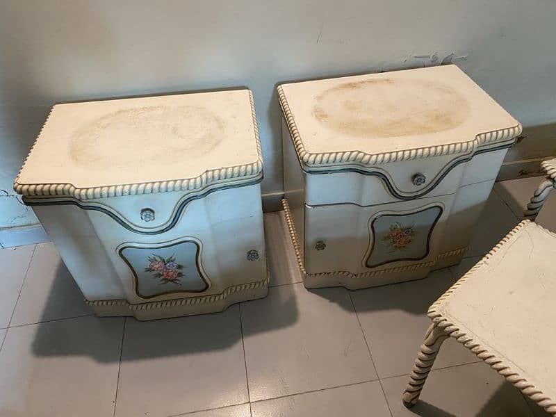 Bed with side tables and 2 small tables 1