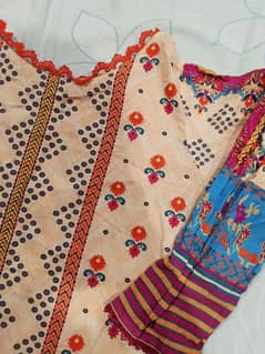 kurties available bilkol saaf hain shirts