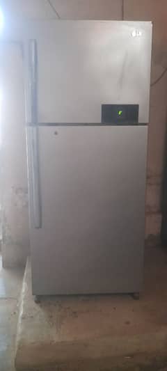 LG company ka fridge hai original compressor laga hua hai