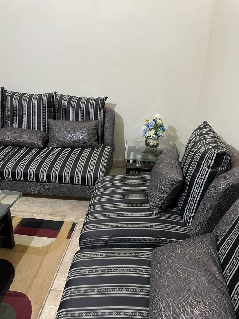 5 sitter sofa set with cushions 10/10 condition 0
