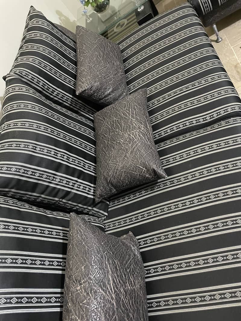 5 sitter sofa set with cushions 10/10 condition 2