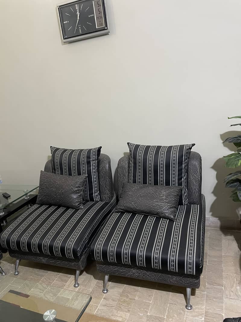5 sitter sofa set with cushions 10/10 condition 3