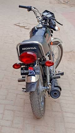 200000 lakh . . model 24 one hand use