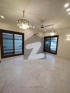 INDEPENDENT  BUNGALOW/TOWN HOUSE WITH BASEMENT IS AVAILABLE ON THE RENT FOR COMMERCIAL USED AT PECHS WALKING DISTANCE FROM SHAHRE E