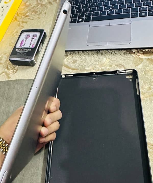Apple ipad 6th generation 1