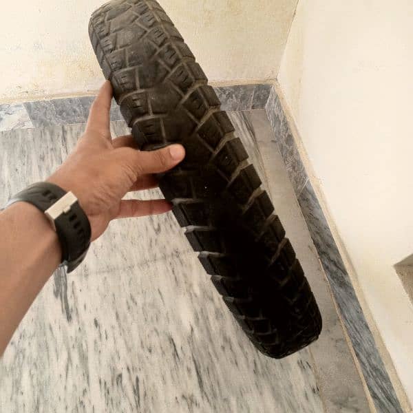 Deluxe 125 back tyre available 1