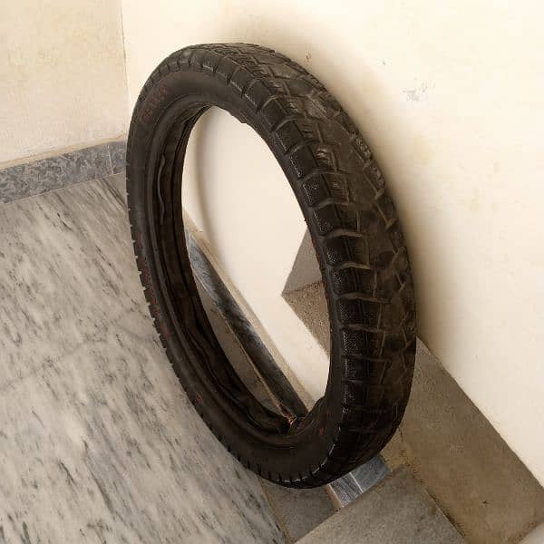 Deluxe 125 back tyre available 2