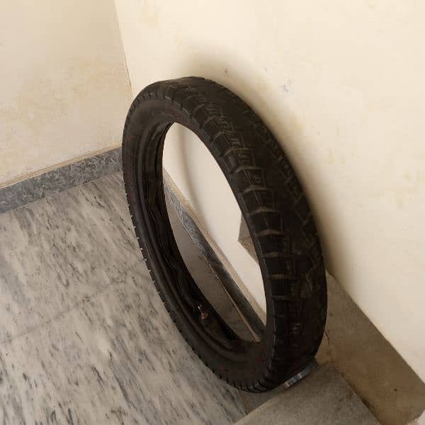 Deluxe 125 back tyre available 4
