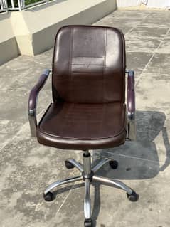 “Leather Swing Seat in Excellent Condition – Perfect for Office, Home