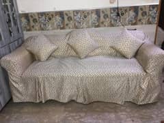 Brand New Condition sofa Mehron  colour