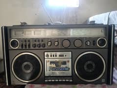 old antique radio in working