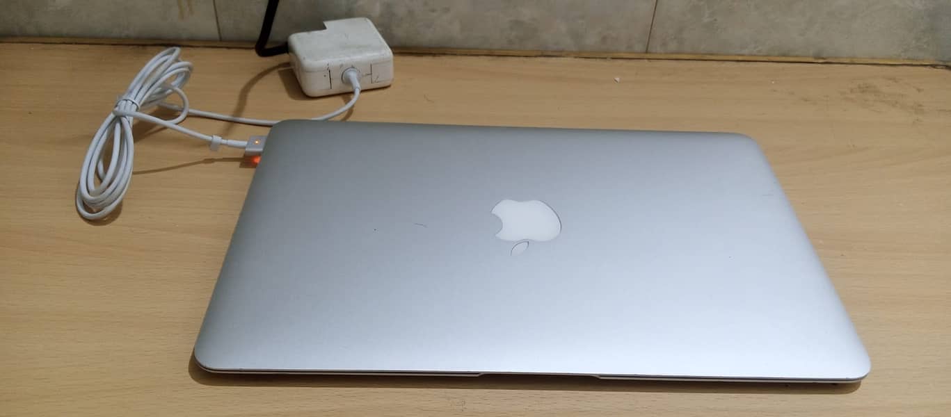 Apple Macbook 2015 i5 5th Generation 4