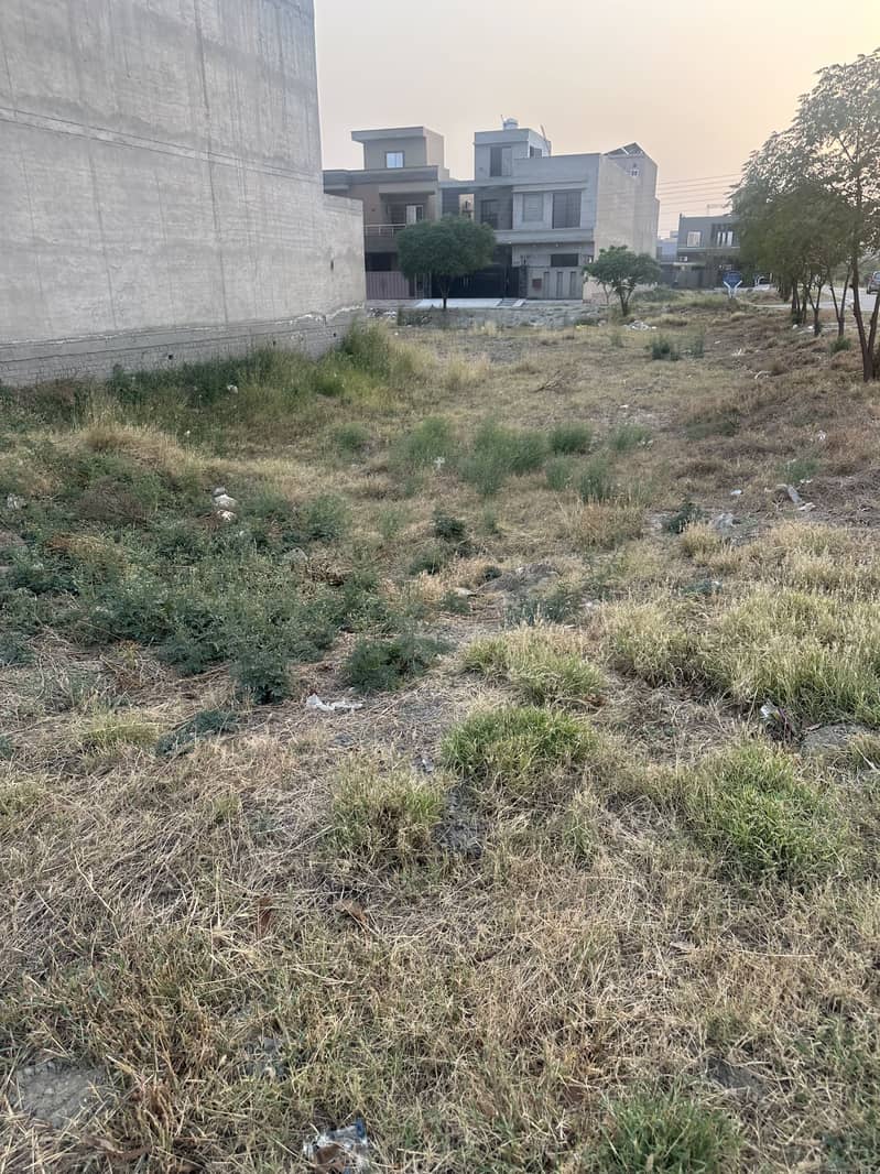 3 Marla plot for sale in E block builder location 0